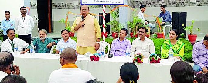 The central government will provide better services to the railway passengers | केंद्र सरकार रेल्वे प्रवाशांना चांगल्या सुविधा देणार  The central government will provide better services to the railway passengers | केंद्र सरकार रेल्वे प्रवाशांना चांगल्या सुविधा देणार