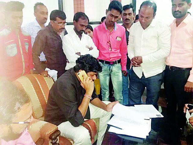 Remove the problem of workers | कामगारांच्या समस्या निकाली काढा Remove the problem of workers | कामगारांच्या समस्या निकाली काढा