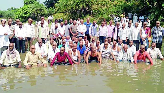 108 people shirked and paid tribute | १०८ जणांनी मुंडण करून अर्पण केली श्रद्धांजली 108 people shirked and paid tribute | १०८ जणांनी मुंडण करून अर्पण केली श्रद्धांजली