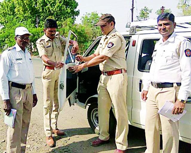 233 Driving license of drivers | २३३ वाहन चालकांचा परवाना केला निलंबित 233 Driving license of drivers | २३३ वाहन चालकांचा परवाना केला निलंबित