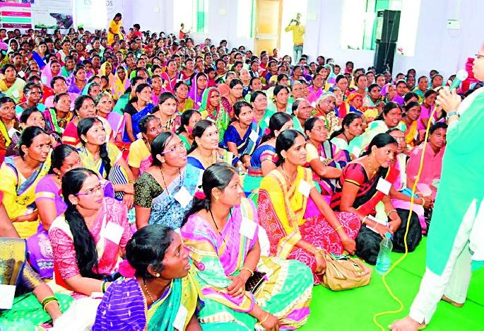Women farmers are the only battlefields in the epic | महिला शेतकरीदिनी महाकाळीत एकवटल्या रणरागिणी Women farmers are the only battlefields in the epic | महिला शेतकरीदिनी महाकाळीत एकवटल्या रणरागिणी