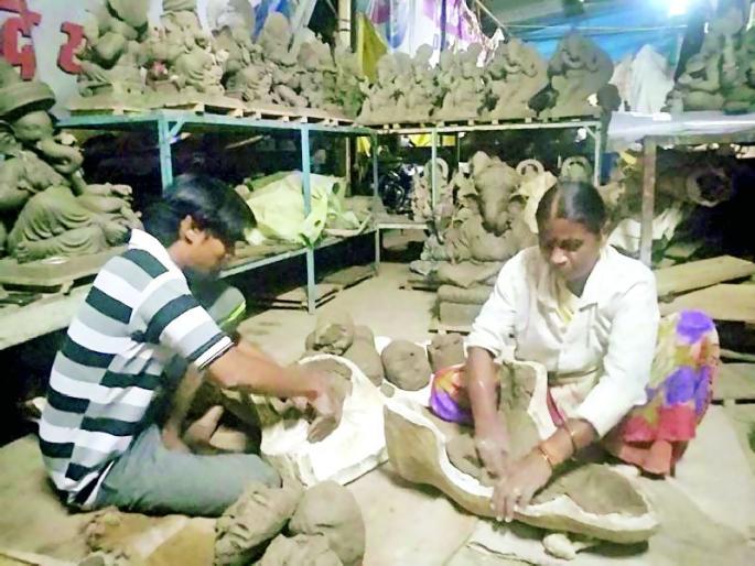 Plaster of Paris at Ganesh idol market | प्लास्टर आॅफ पॅरिसच्या गणेश मूर्ती बाजारपेठेत