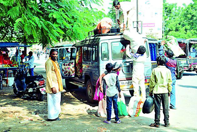 Loot of passengers by private transporters | खासगी वाहतुकदारांकडून प्रवाशांची लूट