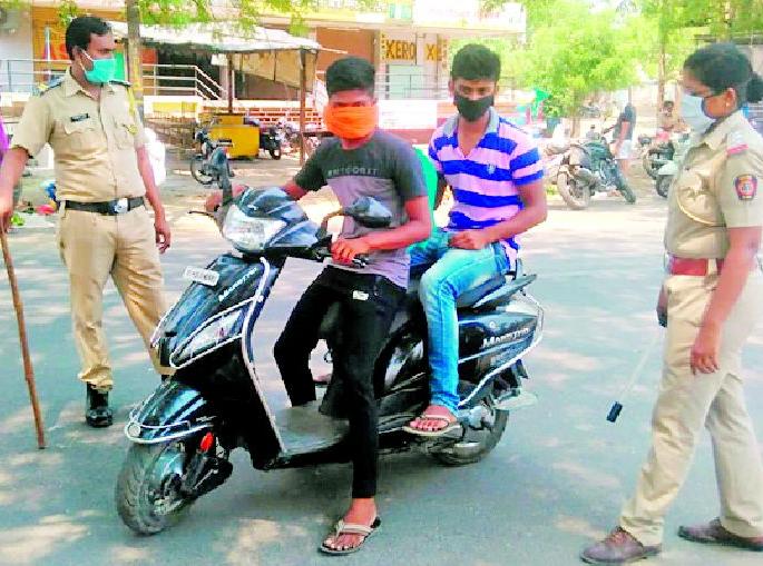 Action against those who do not wear masks | मास्क न लावणाऱ्यांविरूद्ध कारवाई Action against those who do not wear masks | मास्क न लावणाऱ्यांविरूद्ध कारवाई