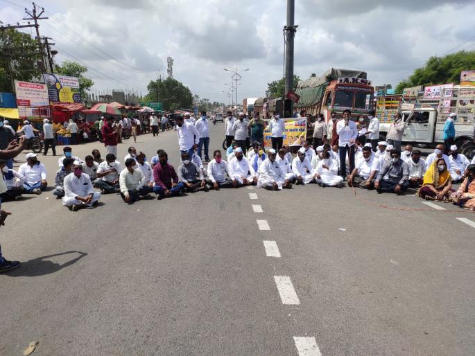 Block the way of OBC reservation issue equality council in Yeola | येवल्यात ओबीसी आरक्षण प्रश्नी समता परिषदेचा रास्ता रोको Block the way of OBC reservation issue equality council in Yeola | येवल्यात ओबीसी आरक्षण प्रश्नी समता परिषदेचा रास्ता रोको