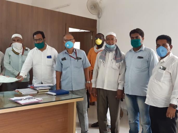 Statement to the provincial authorities regarding the cleanliness of Yeola | येवल्यातील स्वच्छतेबाबत प्रांत अधिकाऱ्यांना निवेदन Statement to the provincial authorities regarding the cleanliness of Yeola | येवल्यातील स्वच्छतेबाबत प्रांत अधिकाऱ्यांना निवेदन