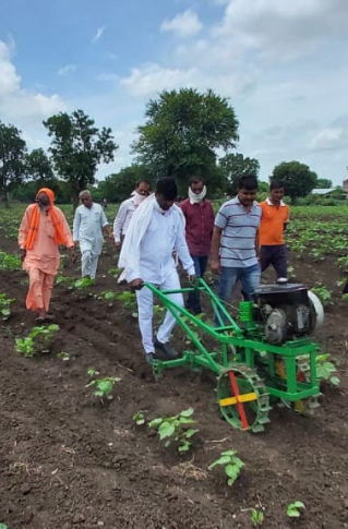Farmer realizes farm implements | शेतकऱ्याने साकारले शेतोपयोगी यंत्र Farmer realizes farm implements | शेतकऱ्याने साकारले शेतोपयोगी यंत्र