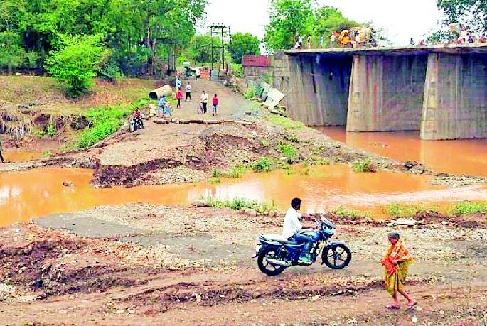 The road to Degres was carried away | दिग्रस येथील वळण रस्ताच वाहून गेला The road to Degres was carried away | दिग्रस येथील वळण रस्ताच वाहून गेला