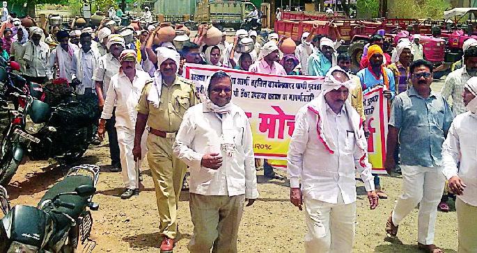 Arani tahsil broke the yoke | आर्णी तहसीलवर घागरी फोडल्या Arani tahsil broke the yoke | आर्णी तहसीलवर घागरी फोडल्या