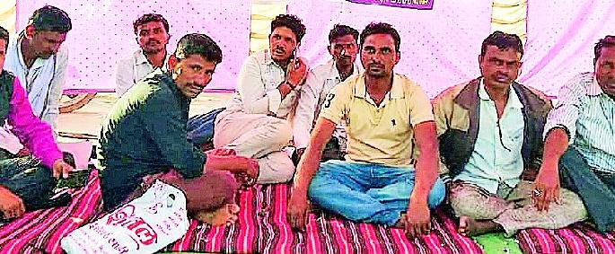 Stance agitation of the flower farmers | फुलसावंगीत शेतकऱ्यांचे ठिय्या आंदोलन Stance agitation of the flower farmers | फुलसावंगीत शेतकऱ्यांचे ठिय्या आंदोलन