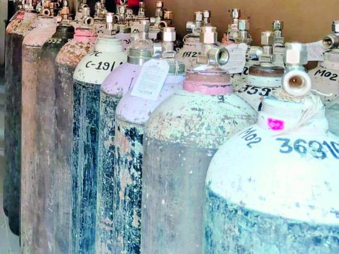 Collector, incumbent visits Kovid Ward at midnight | जिल्हाधिकारी, अधिष्ठातांची मध्यरात्री कोविड वार्डाला भेट Collector, incumbent visits Kovid Ward at midnight | जिल्हाधिकारी, अधिष्ठातांची मध्यरात्री कोविड वार्डाला भेट