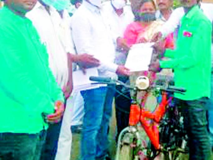 Charging cycle made by the fourth passing youth | चौथी उत्तीर्ण युवकाने बनविली चार्जिंग सायकल