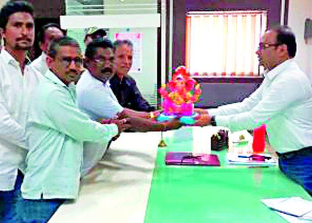 The potter community received soil, stall | कुंभार समाजाला मिळाली माती, स्टॉल The potter community received soil, stall | कुंभार समाजाला मिळाली माती, स्टॉल