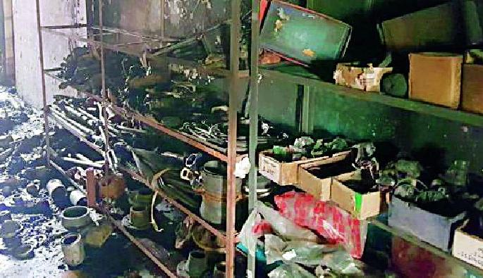 Fire in the tractor workshop in MIDC | एमआयडीसीत ट्रॅक्टर वर्कशॉपला आग Fire in the tractor workshop in MIDC | एमआयडीसीत ट्रॅक्टर वर्कशॉपला आग