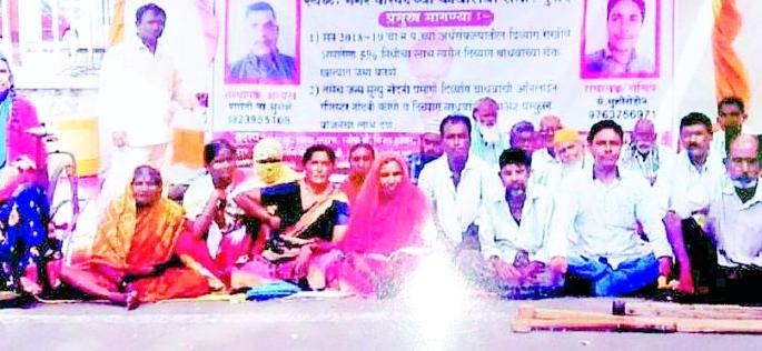 Divyang's stance for three days | दिव्यांगांचा तीन दिवसांपासून ठिय्या Divyang's stance for three days | दिव्यांगांचा तीन दिवसांपासून ठिय्या