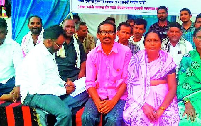 Vegetables, fruit vendors fast in front of the police station at Pusad | पुसद येथे भाजीपाला, फळविक्रेत्यांचे शहर पोलीस ठाण्यासमोर उपोषण Vegetables, fruit vendors fast in front of the police station at Pusad | पुसद येथे भाजीपाला, फळविक्रेत्यांचे शहर पोलीस ठाण्यासमोर उपोषण