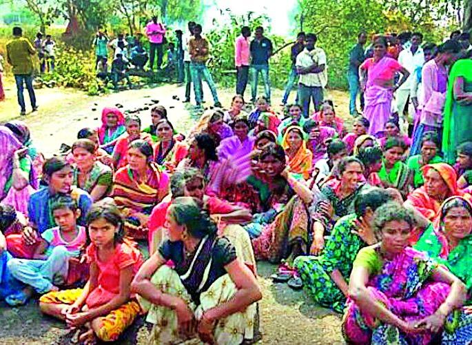 Stop the road from the villagers to the white scarcity | पांढरीत टंचाईचा बळी गावकऱ्यांचा रस्ता रोको Stop the road from the villagers to the white scarcity | पांढरीत टंचाईचा बळी गावकऱ्यांचा रस्ता रोको