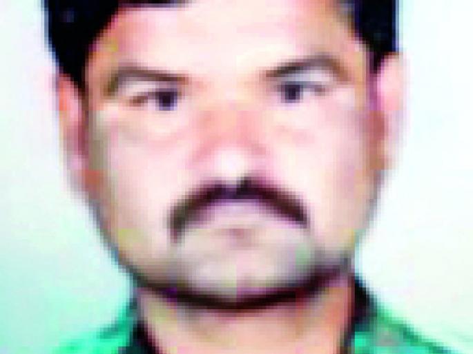 There was illegal liquor stock under the bankruptcy | देव्हाऱ्याखाली होता अवैध दारूचा साठा There was illegal liquor stock under the bankruptcy | देव्हाऱ्याखाली होता अवैध दारूचा साठा