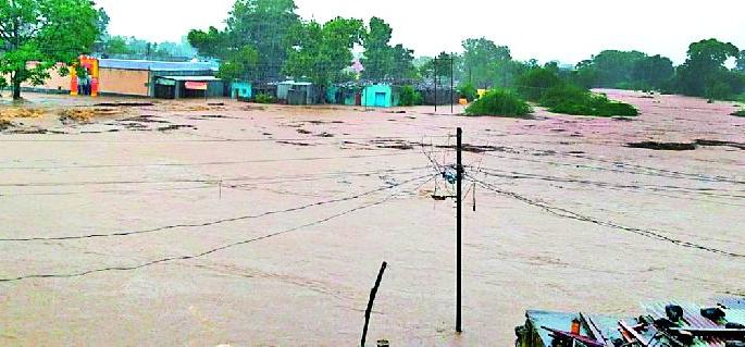 Due to the rains in the house damage to the house | पावसाच्या मुक्कामाने घरादारांचे नुकसान Due to the rains in the house damage to the house | पावसाच्या मुक्कामाने घरादारांचे नुकसान