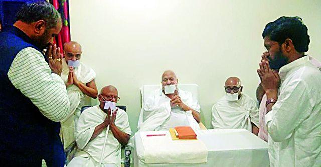 Hansraj Ahir took a meeting with Gurudev Ratan Muni | हंसराज अहीर यांनी घेतली गुरूदेव रतनमुनींची भेट Hansraj Ahir took a meeting with Gurudev Ratan Muni | हंसराज अहीर यांनी घेतली गुरूदेव रतनमुनींची भेट