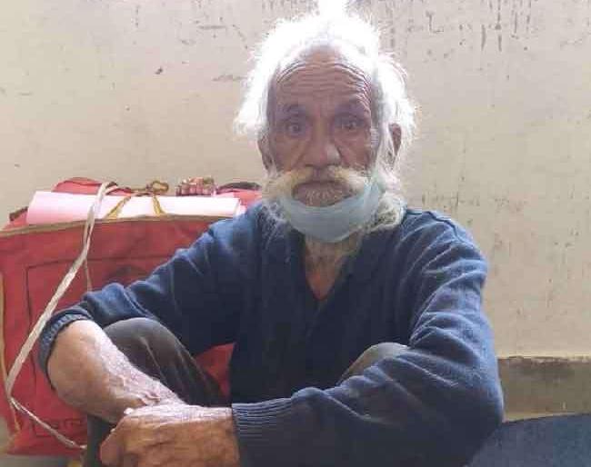 Lockdown: A man who went missing 45 years ago suddenly came to the village pnm | Lockdown: ४५ वर्षापूर्वी बेपत्ता झालेली व्यक्ती अचानक गावात आली; कुटुंबाने काय केलं पाहा! Lockdown: A man who went missing 45 years ago suddenly came to the village pnm | Lockdown: ४५ वर्षापूर्वी बेपत्ता झालेली व्यक्ती अचानक गावात आली; कुटुंबाने काय केलं पाहा!