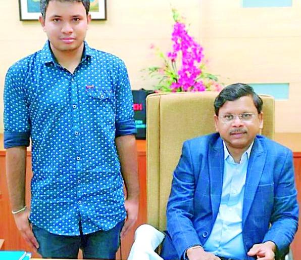 collector becomes sun for his life ... | झोपडीतील सूर्यासाठी जिल्हाधिकारी बनले दिवा... collector becomes sun for his life ... | झोपडीतील सूर्यासाठी जिल्हाधिकारी बनले दिवा...
