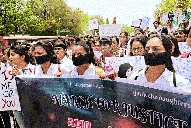 Aurangabad's 'Country's Beti Rescue' youth's slogan | औरंगाबादेत ‘देश की बेटी बचाव’चा तरुणाईचा नारा Aurangabad's 'Country's Beti Rescue' youth's slogan | औरंगाबादेत ‘देश की बेटी बचाव’चा तरुणाईचा नारा