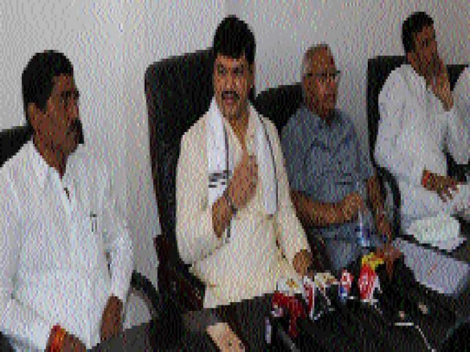 Drought will be done with the government in two hands - Dhananjay Munde | दुष्काळप्रश्नी सरकारशी दोन हात करणार -धनंजय मुंडे Drought will be done with the government in two hands - Dhananjay Munde | दुष्काळप्रश्नी सरकारशी दोन हात करणार -धनंजय मुंडे