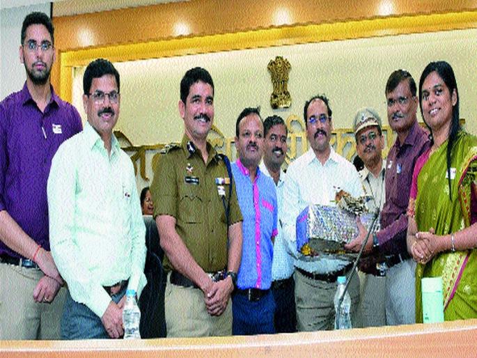 Flag Collection is Country Service: Bhubaneswar. | ध्वजनिधी संकलन ही देशसेवाच :  भुवनेश्वरी एस. Flag Collection is Country Service: Bhubaneswar. | ध्वजनिधी संकलन ही देशसेवाच :  भुवनेश्वरी एस.