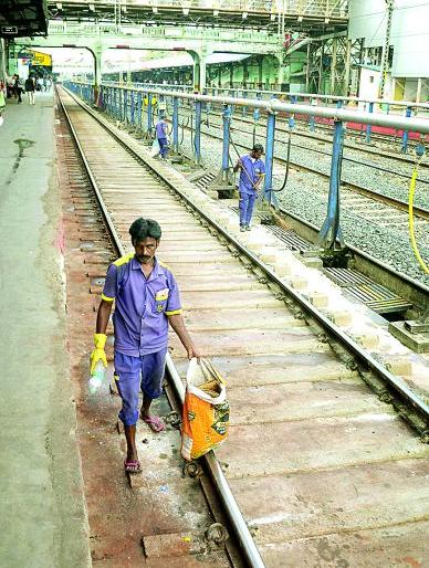 150 trains arrives in Nagpur railway station, only 17cleaned | नागपूर रेल्वेस्थानकावर येतात १५० गाड्या, स्वच्छता मात्र केवळ १७ रेल्वेगाड्यांची