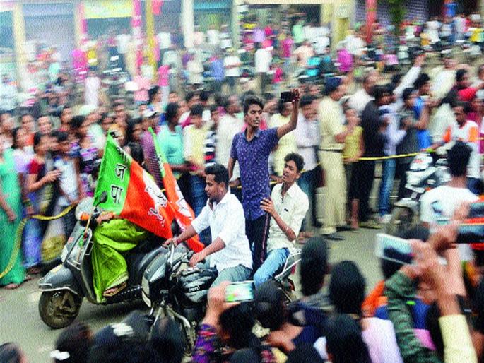 Attention of ticket seekers rally at sight | तिकीट इच्छुकांची रॅलीत लक्षवेधी धडपड  Attention of ticket seekers rally at sight | तिकीट इच्छुकांची रॅलीत लक्षवेधी धडपड