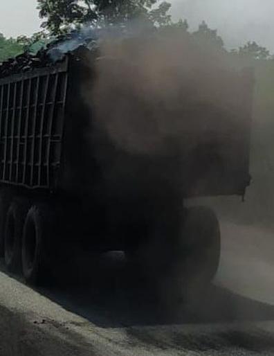 Dust pollution from coal mines suffocates workers | कोळसा खाणीतील धुळप्रदूषणाने गुदमरतोय कामगारांचा श्वास