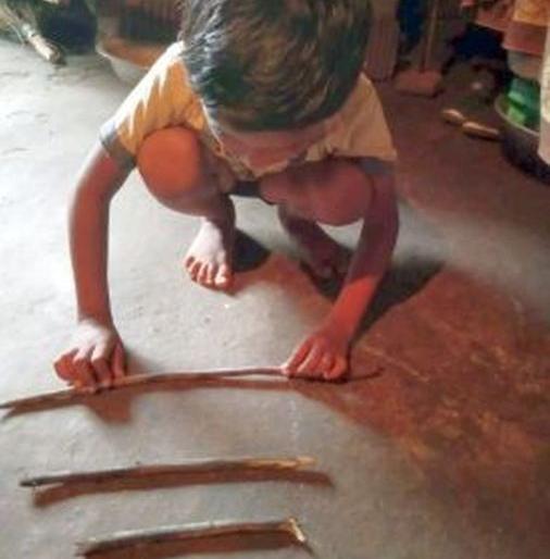 We don't have a mobile ... My home is my school ..! | आमच्याकडे मोबाईलच नाही... माझे घरच माझी शाळा..!