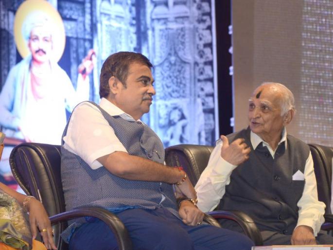 Attach information technology to the saint literature; Nitin Gadkari's appeal | संतसाहित्याला माहिती तंत्रज्ञानाची जोड द्यावी; नितीन गडकरी यांचे आवाहन