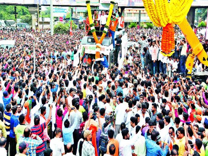 Welcome to 'Mahajanesh' | भरपावसातही ‘महाजनादेश’चे स्वागत  Welcome to 'Mahajanesh' | भरपावसातही ‘महाजनादेश’चे स्वागत