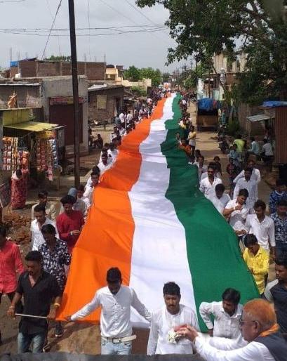Rally of 100 meter triangular in Wardha district | वर्धा जिल्ह्यातील आर्वीत १०० मीटरच्या तिरंग्याची यात्रा