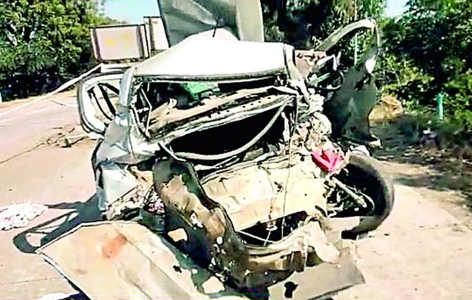 A police vehicle was hit by a sand tipper | पोलिसांच्या वाहनाला रेती टिप्परने ठोकरले A police vehicle was hit by a sand tipper | पोलिसांच्या वाहनाला रेती टिप्परने ठोकरले