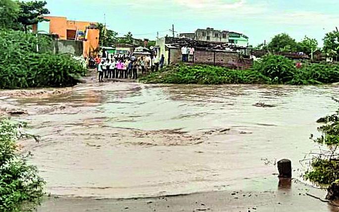Flood the nallah; The two young men carried on | नाल्याला पूर; दोन तरुण गेले वाहून Flood the nallah; The two young men carried on | नाल्याला पूर; दोन तरुण गेले वाहून