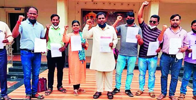 Forced teachers' agitation of pension farms | पेन्शन फाॅर्मच्या जबरदस्तीने शिक्षकांचे आंदोलन Forced teachers' agitation of pension farms | पेन्शन फाॅर्मच्या जबरदस्तीने शिक्षकांचे आंदोलन