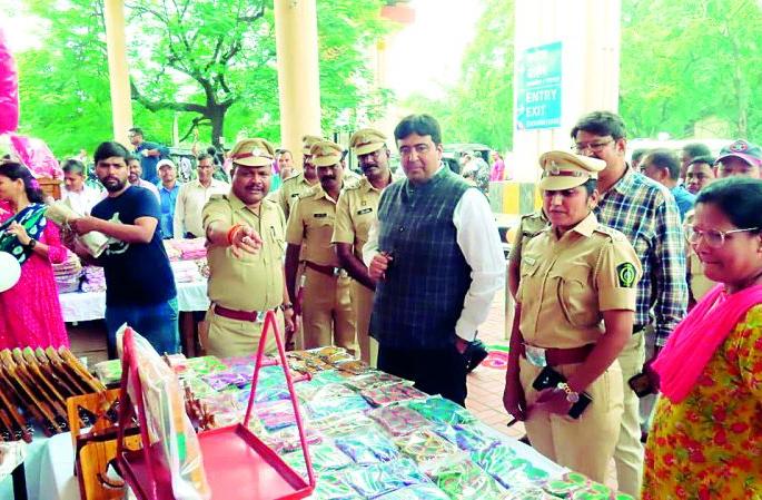 Grandmothers from dark cells will sow light in the society; Sale and display of prison goods | अंधार कोठडीतील पणत्या पेरणार समाजमनात प्रकाश; कारागृहातील वस्तूंचे विक्री आणि प्रदर्शन