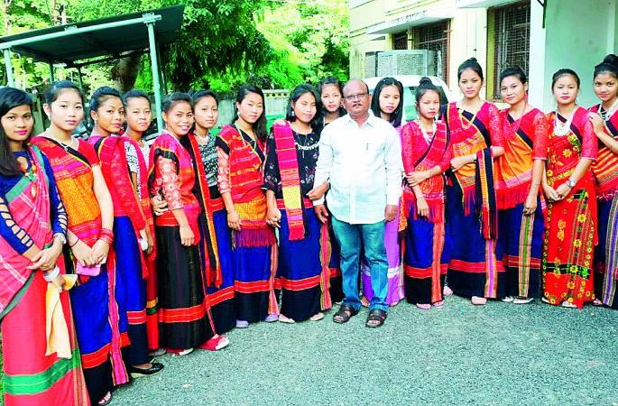 Father's 'affection' for 150 orphaned, destitute girls | १५० अनाथ, निराधार मुलींना बापाचा ‘जिव्हाळा’ Father's 'affection' for 150 orphaned, destitute girls | १५० अनाथ, निराधार मुलींना बापाचा ‘जिव्हाळा’