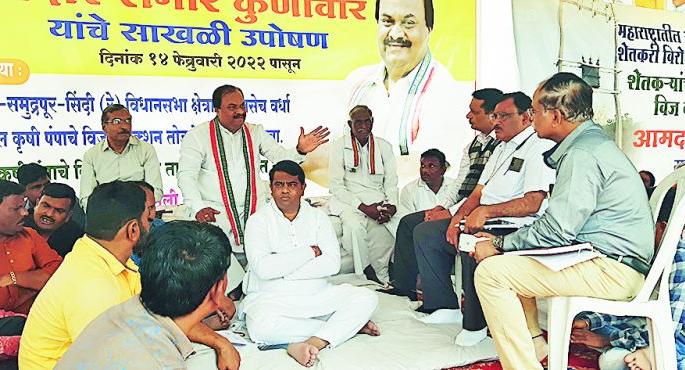 Officials finally reached the MLA's fasting tent | अखेर आमदारांच्या उपोषण मंडपात पोहोचले अधिकारी Officials finally reached the MLA's fasting tent | अखेर आमदारांच्या उपोषण मंडपात पोहोचले अधिकारी