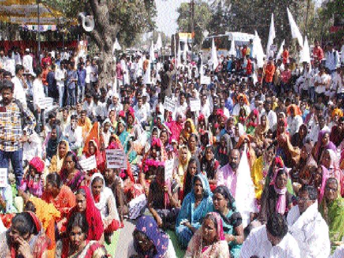 Banjara community's Banda Front in Beed | बीडमध्ये बंजारा समाजाचा दणका मोर्चा Banjara community's Banda Front in Beed | बीडमध्ये बंजारा समाजाचा दणका मोर्चा