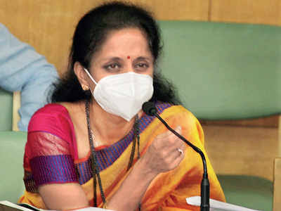 Activists who have been photographed three times without masks, their ticket cut: Supriya Sule's warning | ज्या कार्यकर्त्यांचा तीनवेळा विनामास्क फोटो, त्यांचं तिकीट कट : सुप्रिया सुळेंचा गर्भित इशारा Activists who have been photographed three times without masks, their ticket cut: Supriya Sule's warning | ज्या कार्यकर्त्यांचा तीनवेळा विनामास्क फोटो, त्यांचं तिकीट कट : सुप्रिया सुळेंचा गर्भित इशारा