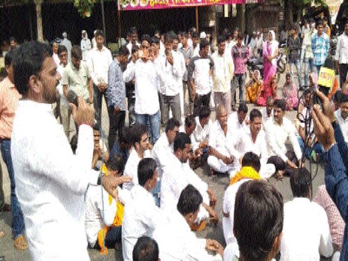 Farmers land on the road for drought management | दुष्काळी उपाययोजनांसाठी शेतकरी उतरले रस्त्यावर Farmers land on the road for drought management | दुष्काळी उपाययोजनांसाठी शेतकरी उतरले रस्त्यावर