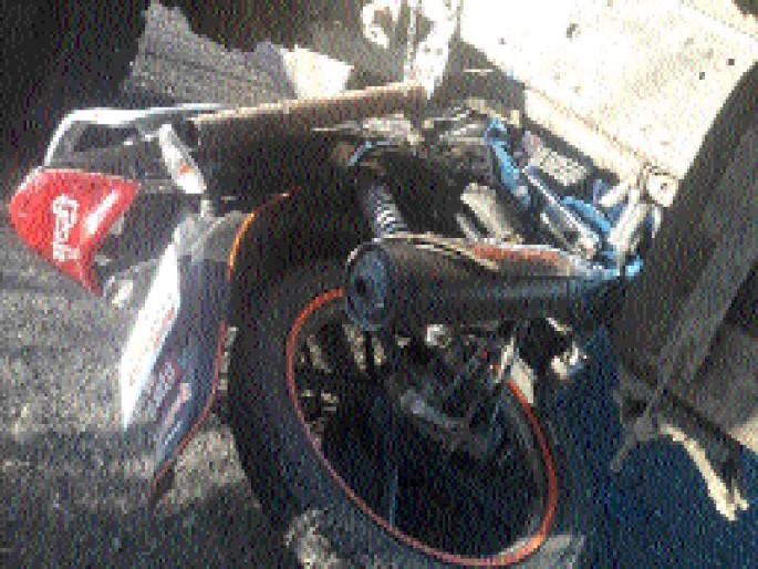 Myloc killed in a tempo | भरधाव टेम्पोच्या धडकेत माय-लेक ठार Myloc killed in a tempo | भरधाव टेम्पोच्या धडकेत माय-लेक ठार