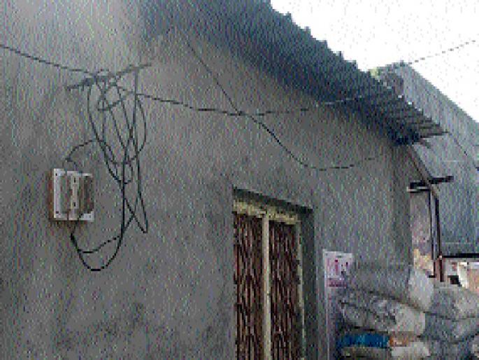 The municipality, the market committee stole the grids and power | पालिका, बाजार समितीच्या गाळ्यांना चोरून वीज The municipality, the market committee stole the grids and power | पालिका, बाजार समितीच्या गाळ्यांना चोरून वीज