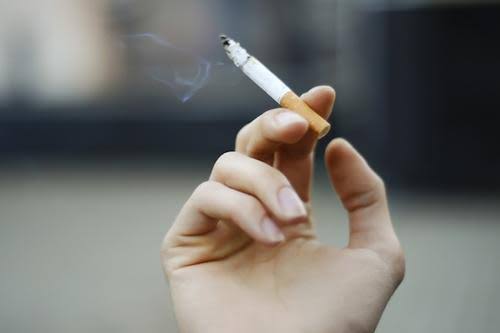 Beaten by stone to youth due to cigarate issue, Crime registred in Pimpri-Chinchwad | सिगारेट मागितल्याने वाद, तरुणाला दगडाने मारहाण; पिंपरीत दोघांवर गुन्हा  Beaten by stone to youth due to cigarate issue, Crime registred in Pimpri-Chinchwad | सिगारेट मागितल्याने वाद, तरुणाला दगडाने मारहाण; पिंपरीत दोघांवर गुन्हा