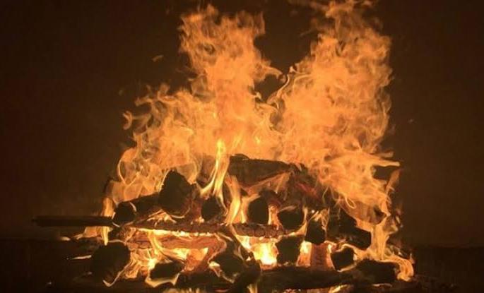 Relatives turned their backs on Corona's fears; The women in the family took responsibility for 'his' funeral | सॅल्यूट! कोरोनाच्या भीतीने नातेवाईकांनी पाठ फिरवली; 'त्यां' च्या अंत्यसंस्काराची जबाबदारी कुटुंबातील महिलांनी उचलली Relatives turned their backs on Corona's fears; The women in the family took responsibility for 'his' funeral | सॅल्यूट! कोरोनाच्या भीतीने नातेवाईकांनी पाठ फिरवली; 'त्यां' च्या अंत्यसंस्काराची जबाबदारी कुटुंबातील महिलांनी उचलली