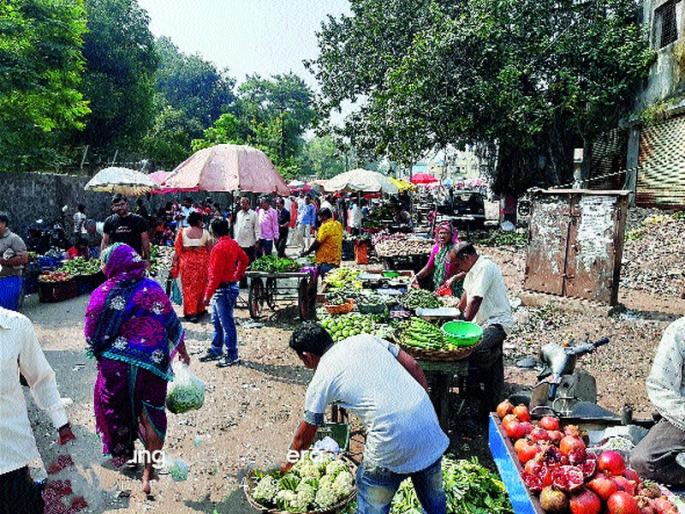  The old Cidco Shopping Center area covers the road | जुने सिडको शॉपिंग सेंटर भागात रस्ताच व्यापला